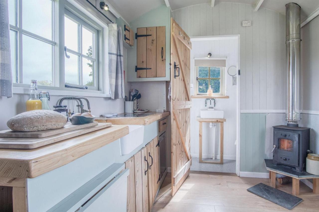 Haven View - 1 Bedroom Shepherds Hut - St Ishmaels Saint Ishmaels  Екстериор снимка