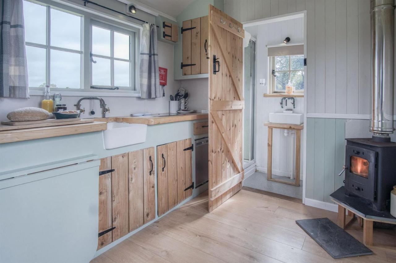 Haven View - 1 Bedroom Shepherds Hut - St Ishmaels Saint Ishmaels  Екстериор снимка