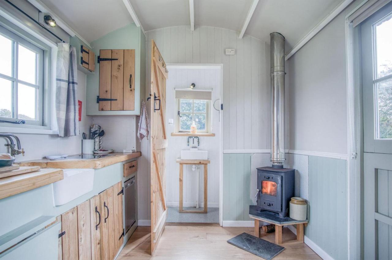 Haven View - 1 Bedroom Shepherds Hut - St Ishmaels Saint Ishmaels  Екстериор снимка