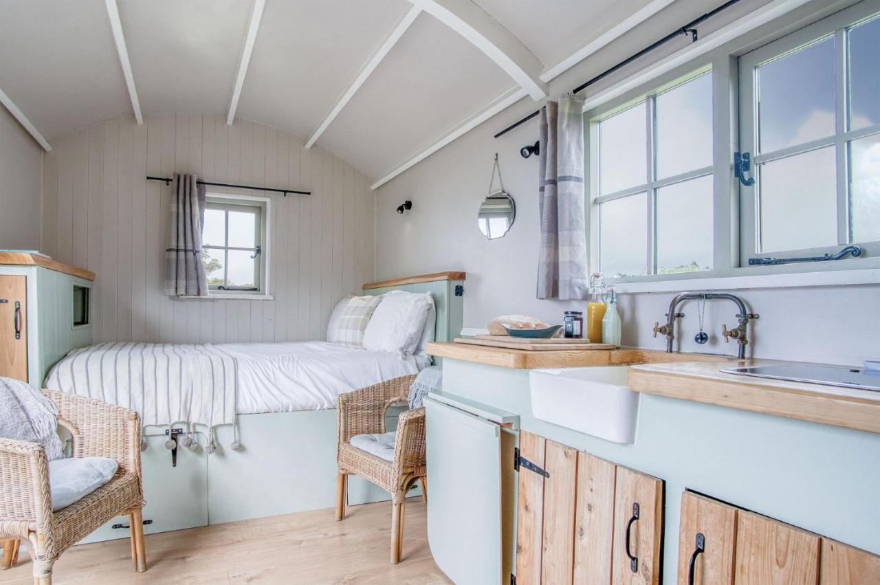 Haven View - 1 Bedroom Shepherds Hut - St Ishmaels Saint Ishmaels  Екстериор снимка