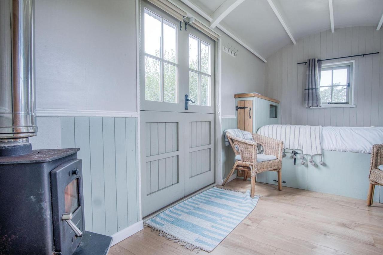 Haven View - 1 Bedroom Shepherds Hut - St Ishmaels Saint Ishmaels  Екстериор снимка